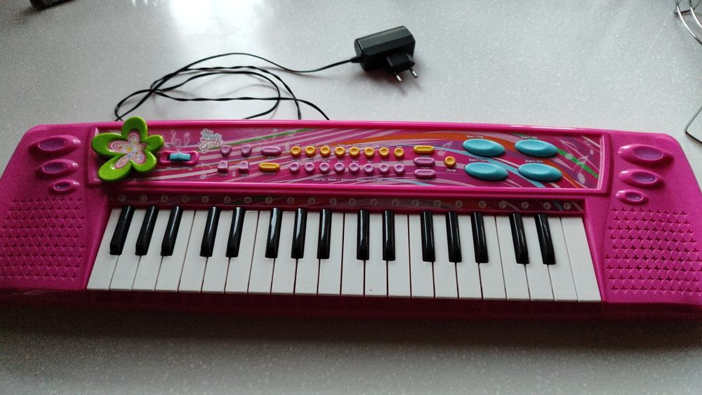 Детский электронный синтезатор. Работает от сети. В отличном состоянии