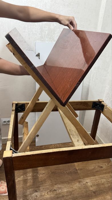 кухонный стол с четырьмя стульями