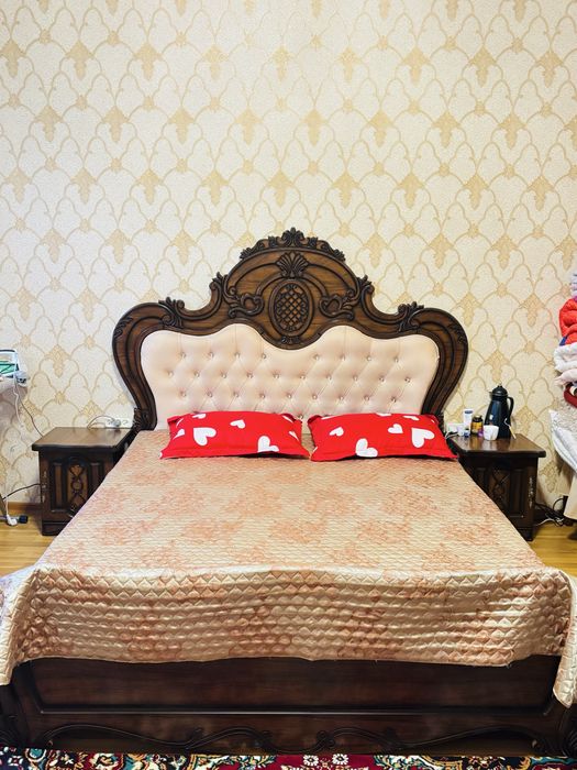Кровать с тубочками и комодом