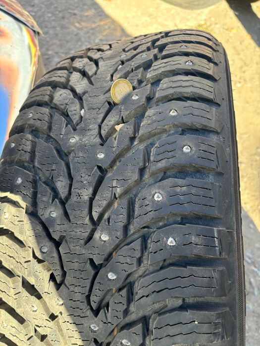 Продам шины шипованные комплект.