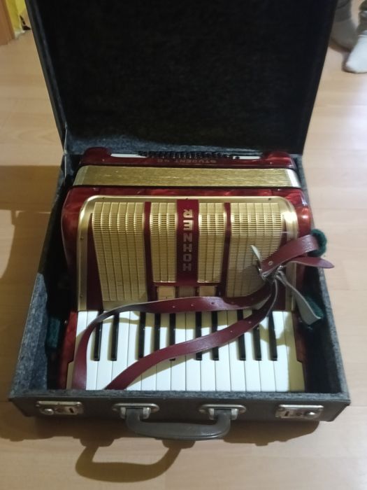 Vând acordeon Honer