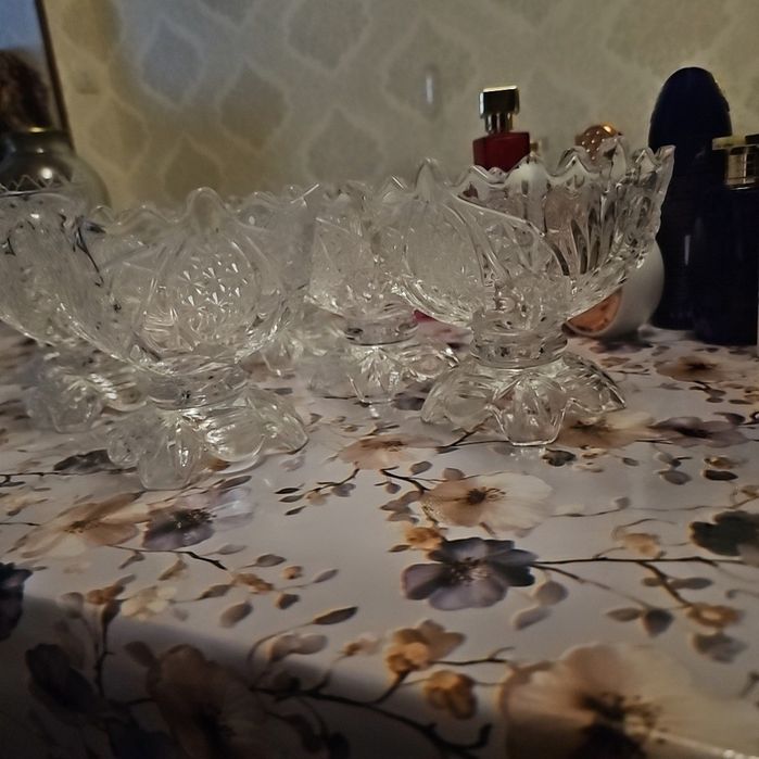 Xrustall idishlar to'plami sotiladi