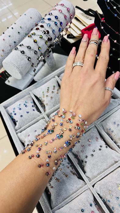 Гривнички на корда с камъчета Сваровски