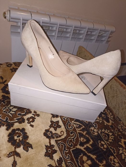 Обувь новая. Не одевали не раз. 36 размер. Продам за 10 тысяч