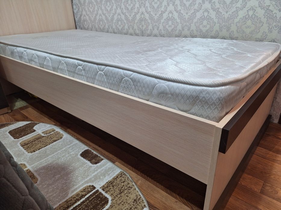 Кровать с матрасом