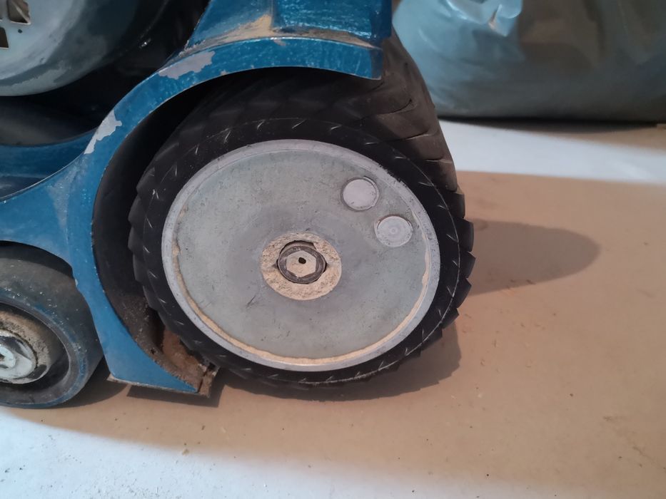 Продавам машина за циклене на паркет.