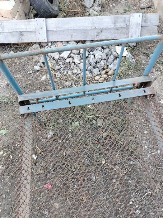 Кровать железная.