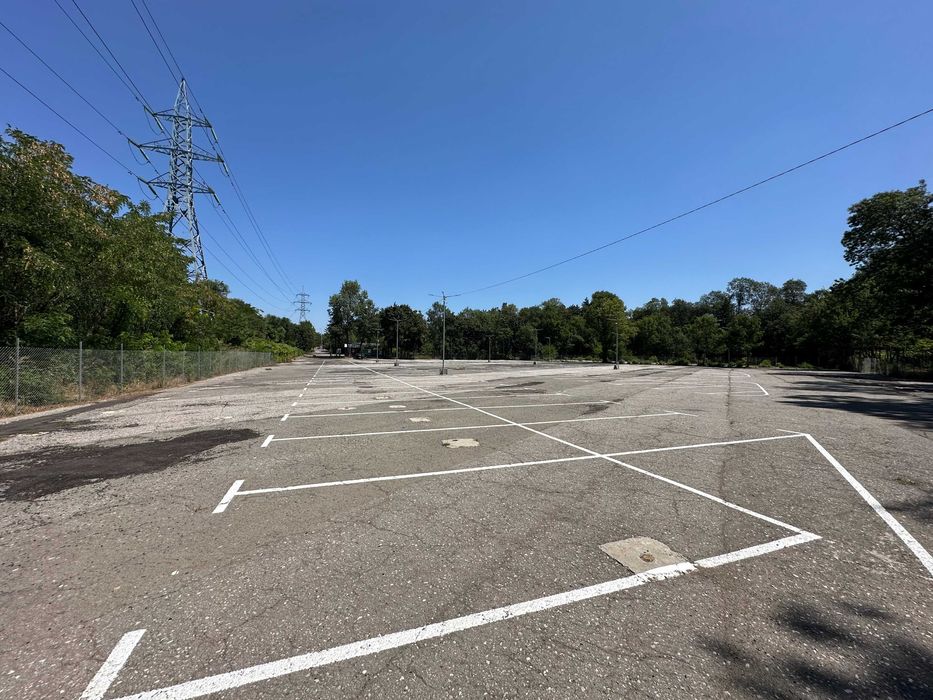 Дава се под наем Гараж / Паркомясто в София, Западен парк - 7000 кв.м за 35.7 € - Снимка #5