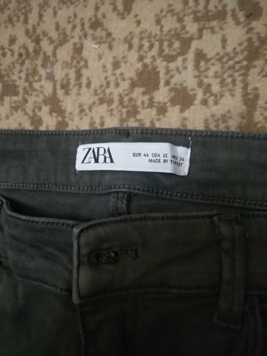 Джинсы серые и зелёные зара