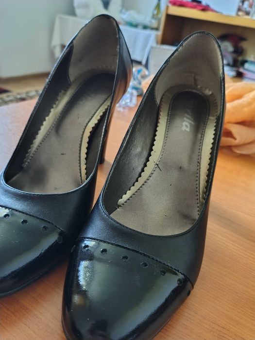 Pantofi cu toc negri