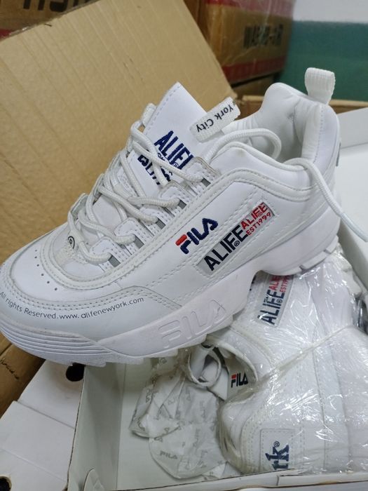 Продам белые кроссовки кожаные