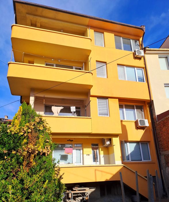 Два самостоятелни етажа от къща