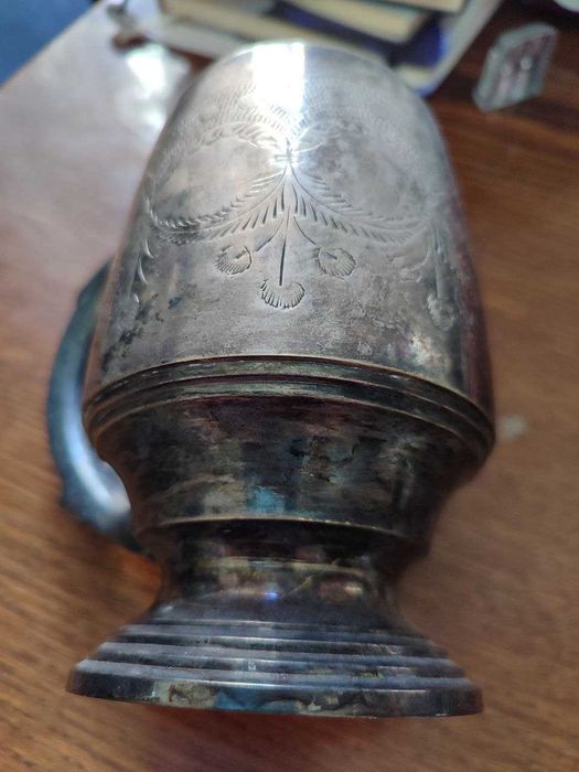 Серебряная чаша. Единственная. Очень древняя.