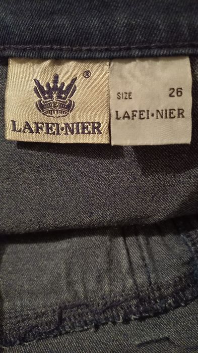 Продаются джинсы и капры джинсовые.