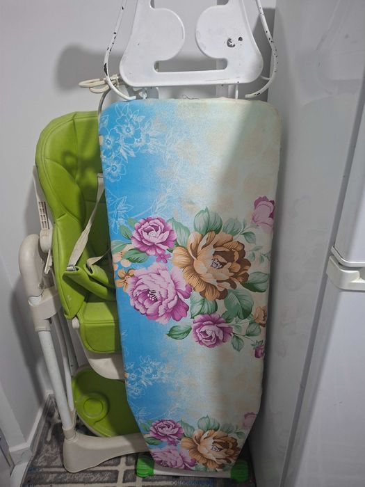 Dazmol stol .yangidek. kop ishlatilmagan.dazmol suqish uchun joyi bor