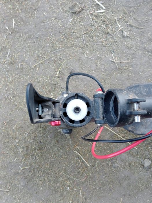 Bună seara am un anunț cu o trotinetă electrică merge da îi tr baterie