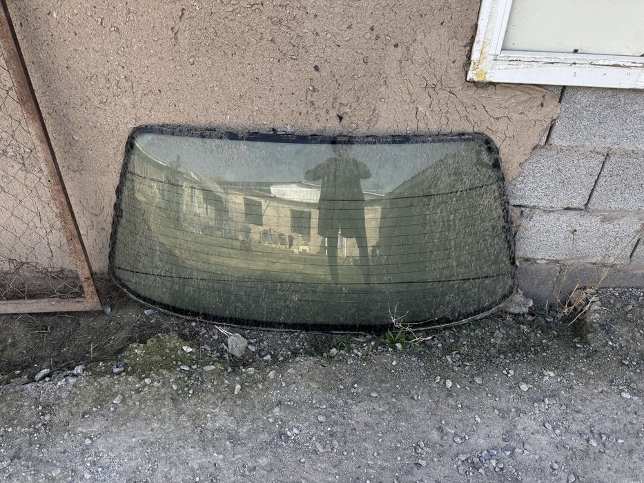 Продам задний лобовой стекло