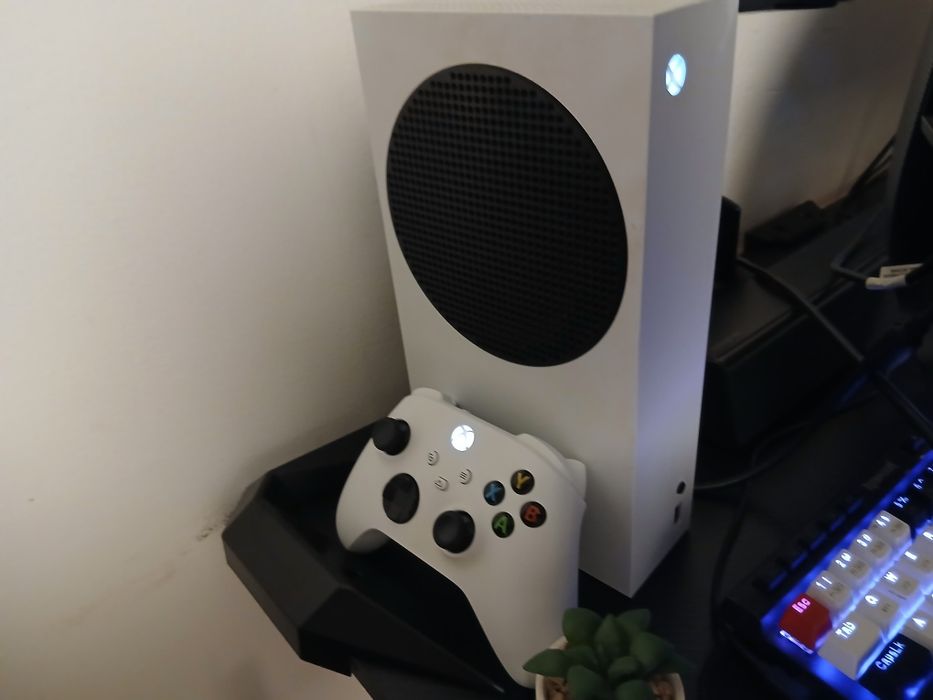 Xbox series s cu maneta 850 lei aproape nou