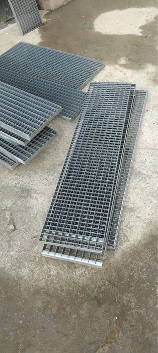Trepte zincate la comanda