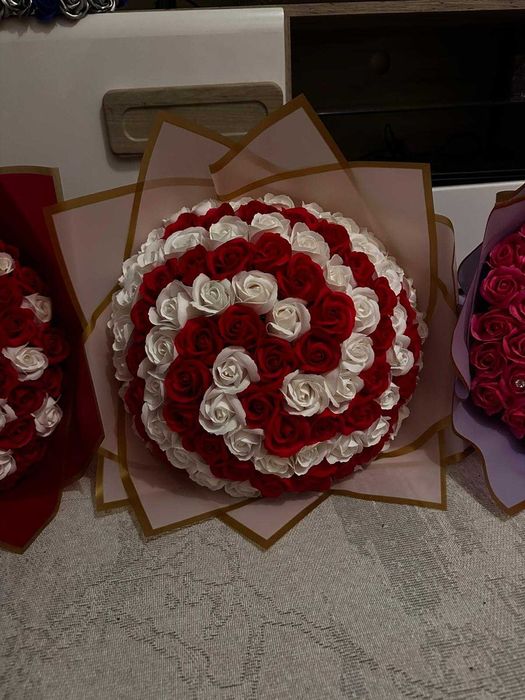 Buchet 101 trandafiri alb-rosu spirala