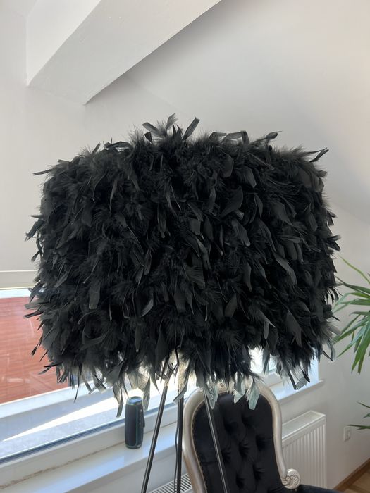 Lampadar pe trepied cu abajur din pene negre-design elegant/sofisticat