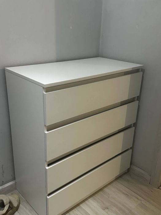 Комод выдвежными полками