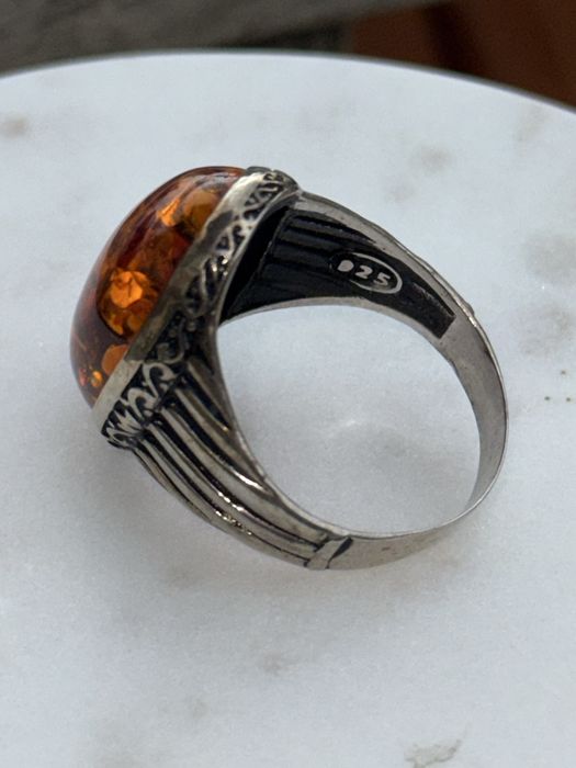 Мъжки сребърен пръстен с кехлибарен камък