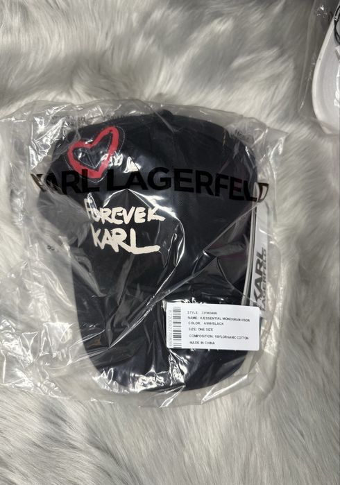 Дамски шапки с козирка Karl Lagerfeld
