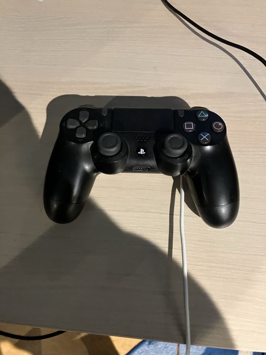 vand  Ps4 cu 3 console  si cablurile aferente cu statie de incarcare