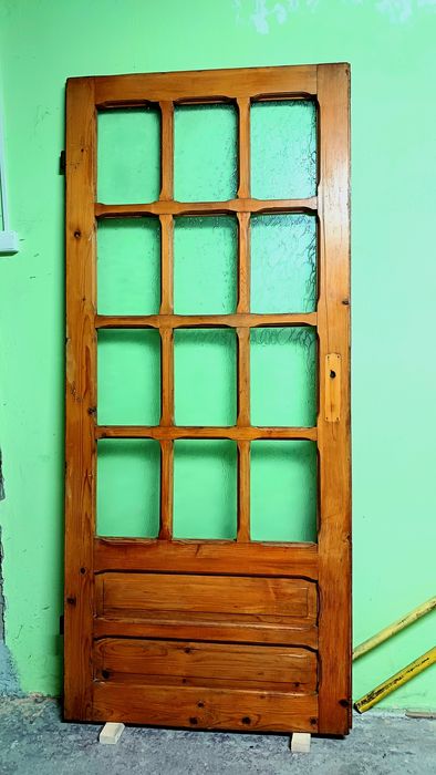 Uşă din lemn masiv cu geamuri incluse