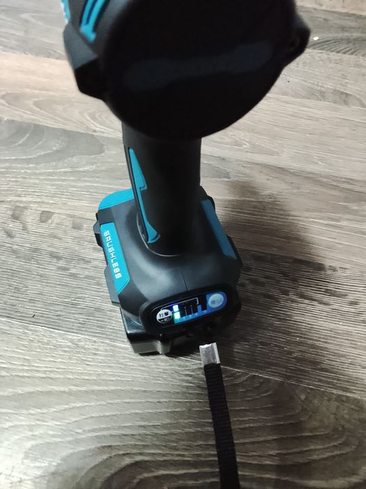 Autofiletanta Makita DTD173 cu baterie de 6A NOU