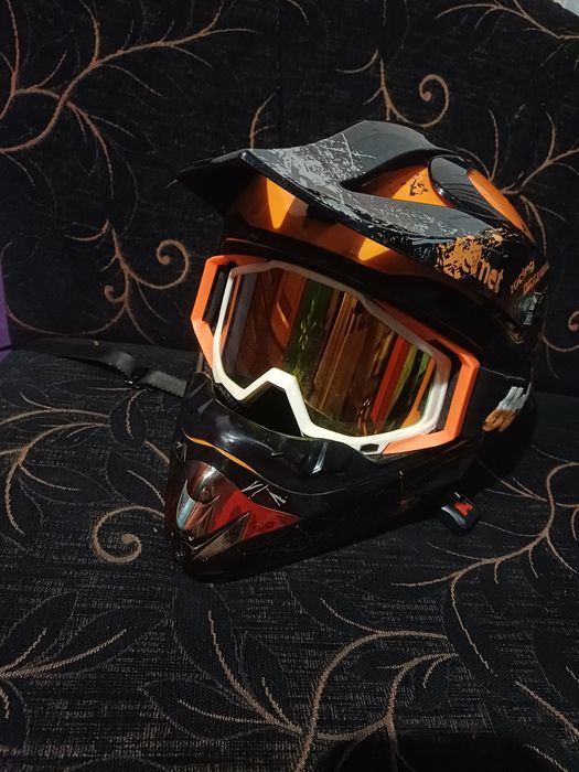 Оранжева кросова каска