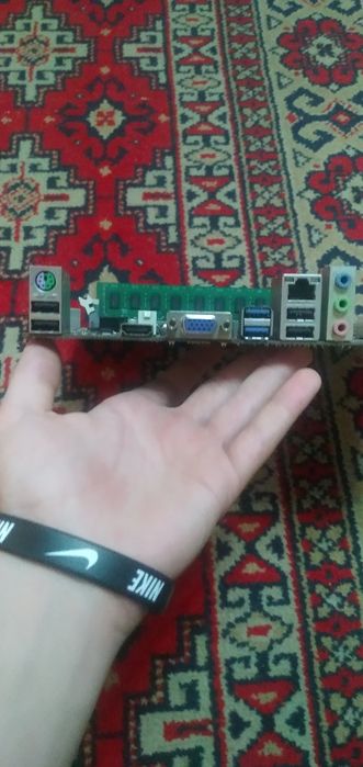 В продаже материнские платы