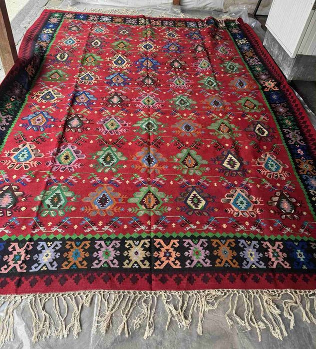 Автентичен чипровски килим