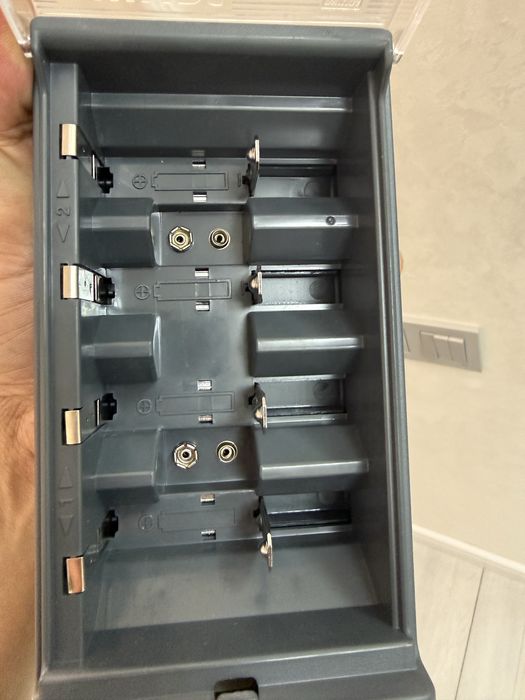 Зарядное устройство универсальный для батарейки