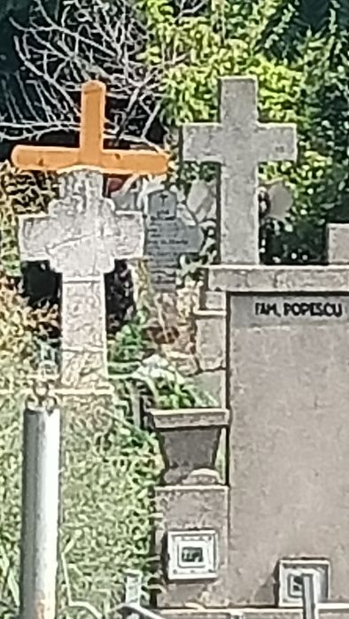 Vând loc de veci.