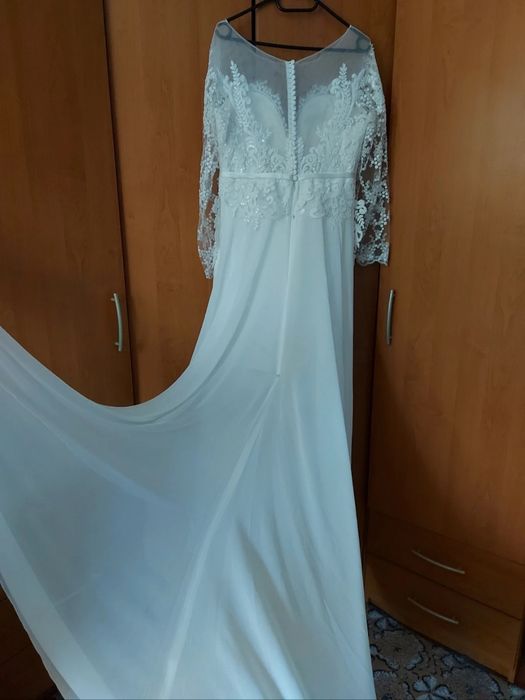 Rochie de mireasă elegantă cu voal de 2 m și trenă lungă – stare impecabilă