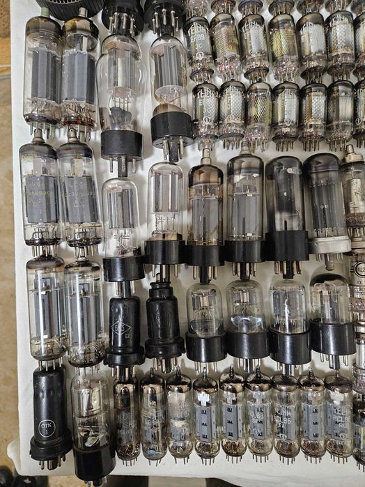 Лот: над 210 броя електронни лампи.