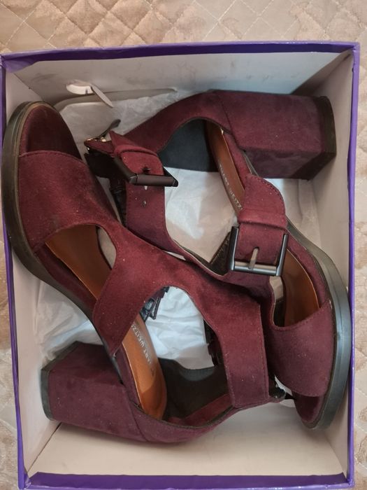 Продам босоножки замшовые