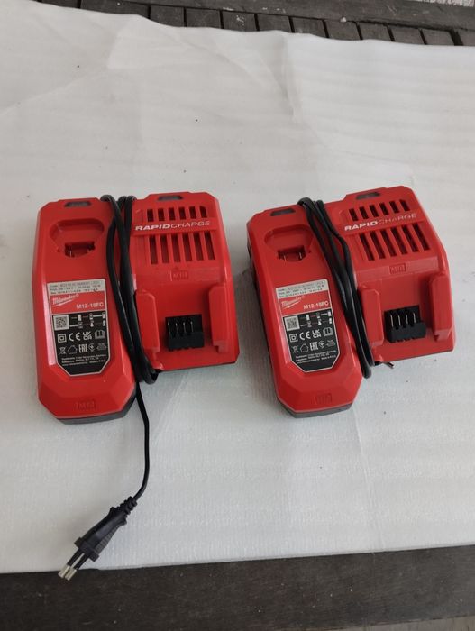 Продавам зарядно milwaukee m12-18fc