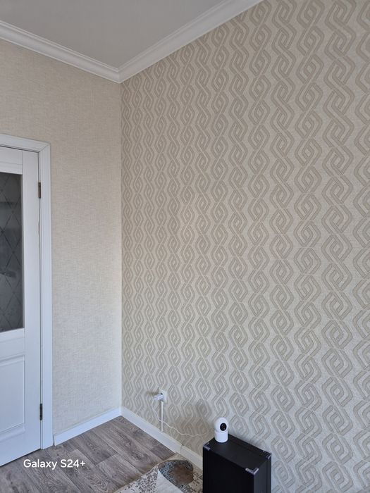 Поклейка обоев и покраска стен.