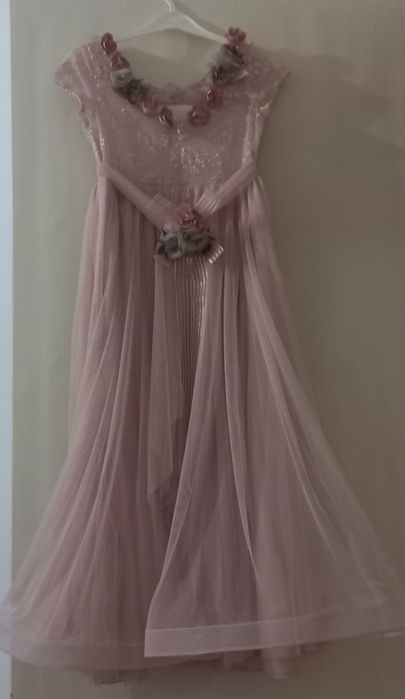 Платье нарядные на девочку, пуховик на девочку