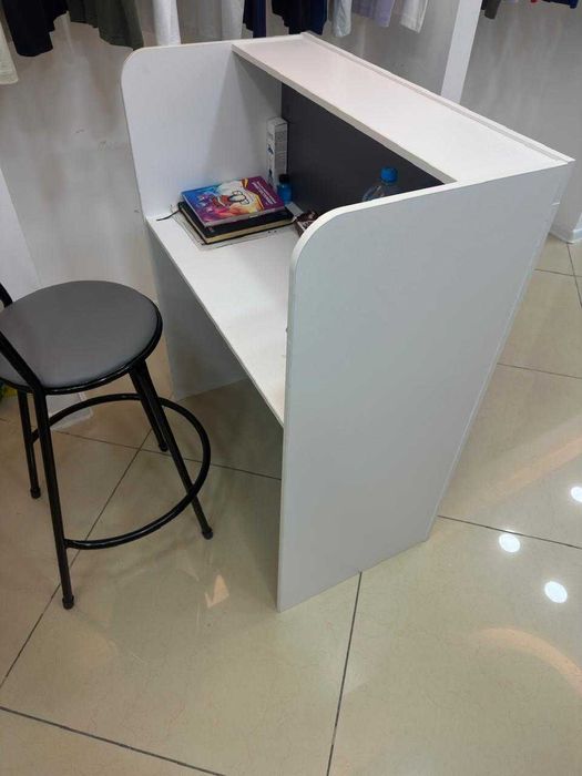 Стол ресепшен для магазина