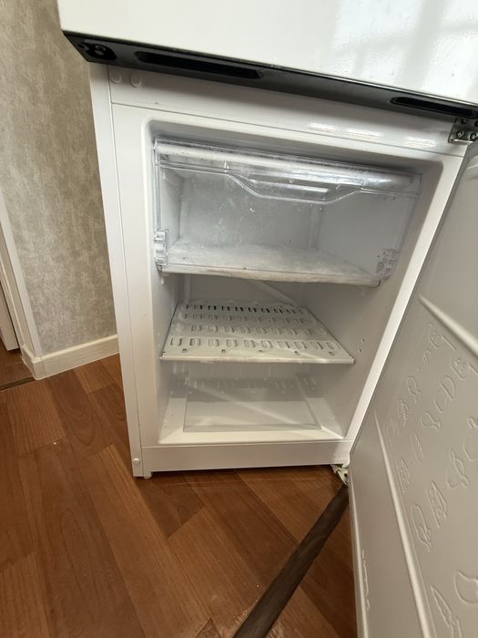 Холодильник indesit