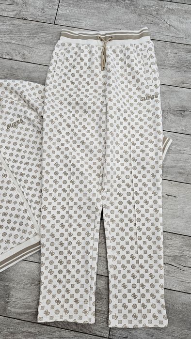 Чисто нов комплект Guess