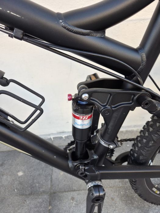 Bicicleta full suspension