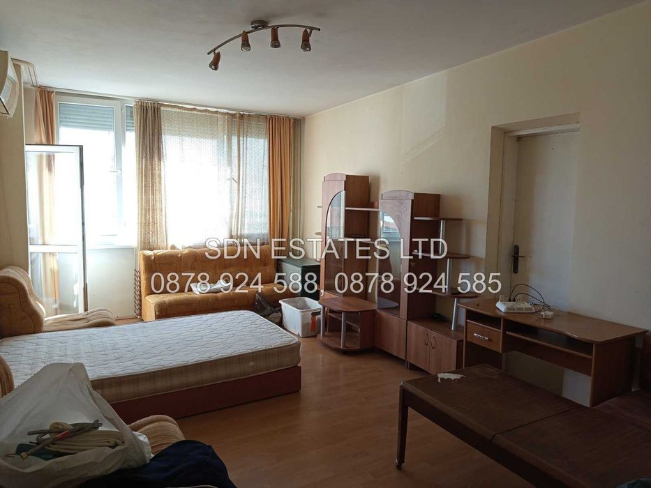 Продава четиристаен апартамент в центъра на града