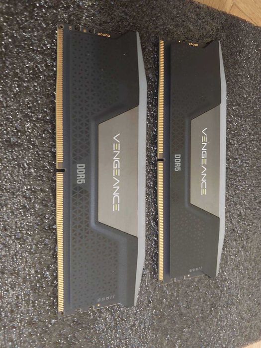 32GB DDR5 6000MT/s CL40 - Corsair Vengance RGB (XMP)