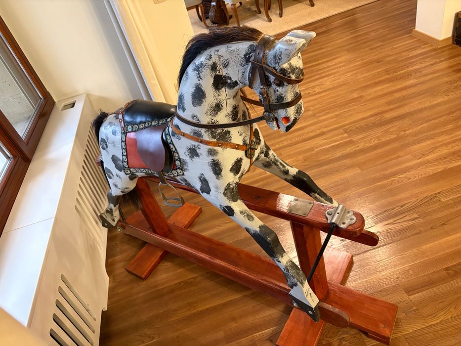 античен люлеещ се кон