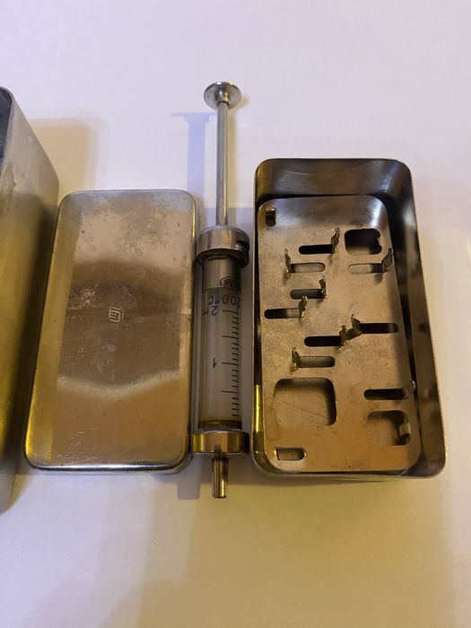 Serincă la cutie vintage